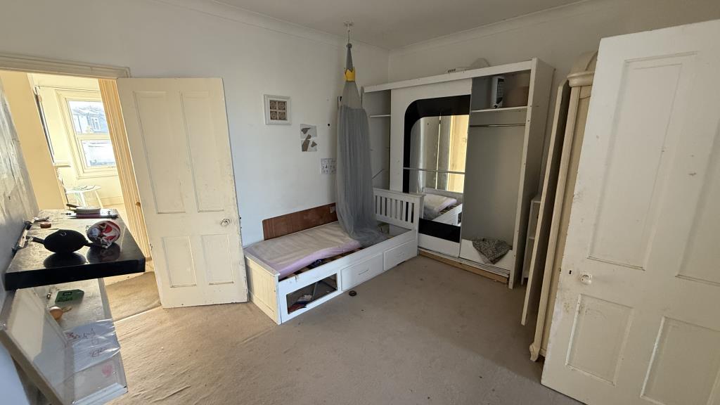 Lot: 147 - HOUSE IN NEED OF IMPROVEMENT WITH RENTAL POTENTIAL - Internal image of bedroom 2